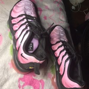 Vapor air maxes. Size 9 in women. Wore once. Couldn’t fit them.